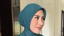 Blazer dipadukan kemeja hijau bermotif bunga yang dijadikan inner. Syahnaz tampil tanpa aksesori. [@marlenehariman]