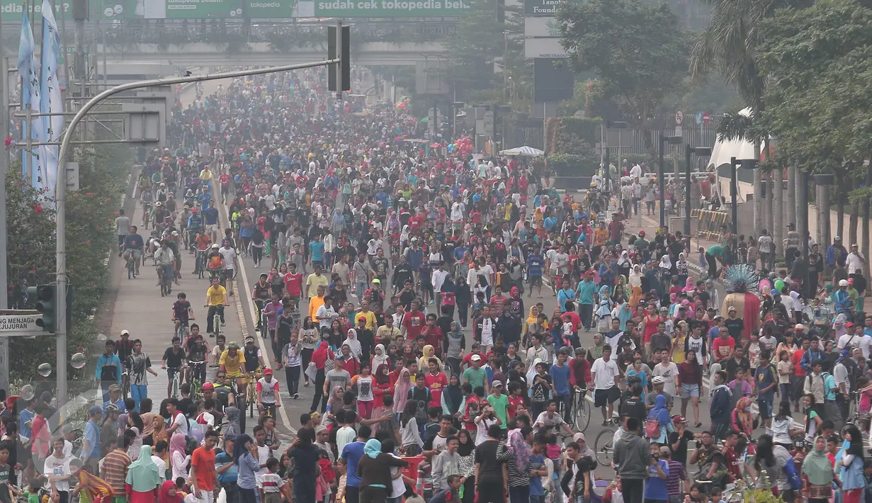 Suasana Car Free Day di kawasan Bundaran HI, Jakarta, Minggu (27/12/2015). Kemeriahan libur akhir tahun dimanfaatkan warga untuk menikmati lengangnya Jakarta. (Liputan6.com/Angga Yuniar)