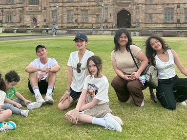 Andhika Pratama dan Ussy Sulistiawaty sendiri diketahui bertolak ke luar negeri pada akhir Desember 2022. Keluarga selebriti ini pun tampak begitu menikmati waktu liburan akhir tahun di Australia. (Liputan6.com/IG/@andhiiikapratama)