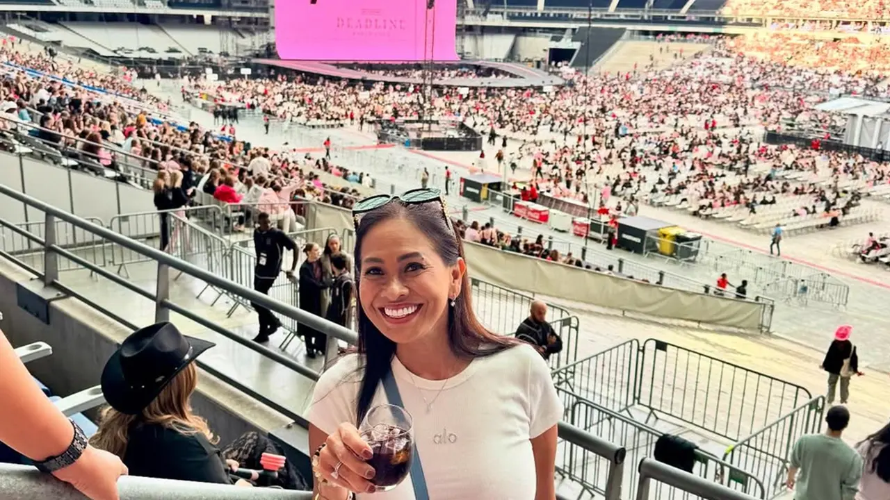 6 Potret Gaya Risa Dewi Ibunda Alyssa Daguise Nonton Konser BLACKPINK di Paris