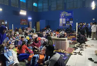 Ratusan warga terdampak longsor Pasirlangu, Cisarua, Kabupaten Bandung Barat saat ini berada di posko pengungsian yang didirikan di Kantor Desa Pasirlangu, Minggu, 25 Januari 2026. (Liputan6.com/Dikdik Ripaldi)
