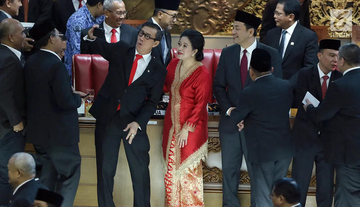 Anggota DPR Yasonna Laoly berswafoto dengan Ketua DPR RI 2019-2024 Puan Maharani di kompleks parlemen, Senayan, Jakarta, Selasa (1/10/2019). Sidang paripurna pelantikan pimpinan DPR dipimpin Abdul Wahab Dalimunthe. (Liputan6.com/Johan Tallo)
