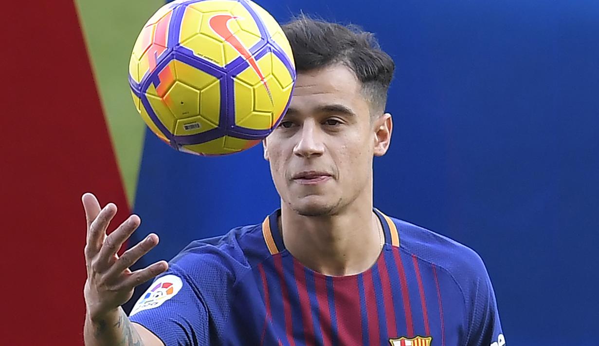 Philippe Coutinho melakukan aksi jugling saat perkenalan dihadapan fans Barcelona di Camp Nou stadium, Barcelona, Spain, (8/01/2018). Coutinho bergabung dengan Barcelona dari Liverpool dengan nilai transfer sebesar 160 juta euro. (AFP/Lluis Gene)