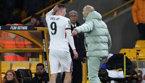 Manajer Chelsea, Enzo Maresca (kanan), berteriak ke strikernya, Liam Delap, setelah kena kartu merah melawan Wolverhampton Wanderers pada babak keempat Carabap Cup 2025/2026 di Stadion Molineux, Kamis (30/10/2025) dini hari WIB. (Darren Staples/ AFP)