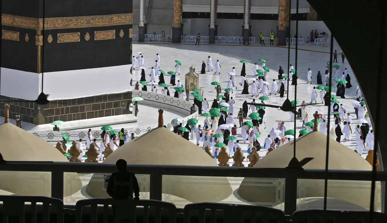 Jemaah mengelilingi Kabah pada awal musim haji di Masjidil Haram, Mekkah, Arab Saudi, Sabtu (17/7/2021). Jumlah jemaah haji tahun ini jauh lebih banyak jika dibandingkan tahun lalu. (AFP)