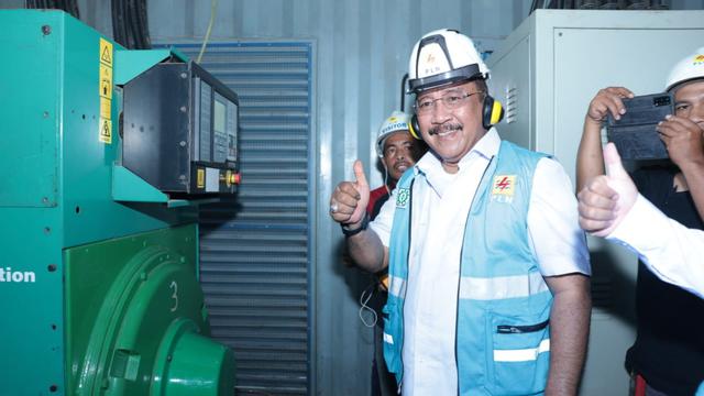 Pj Bypati Bimbana saat resmikan PLN baru di Pulau Kabaena Bombana.