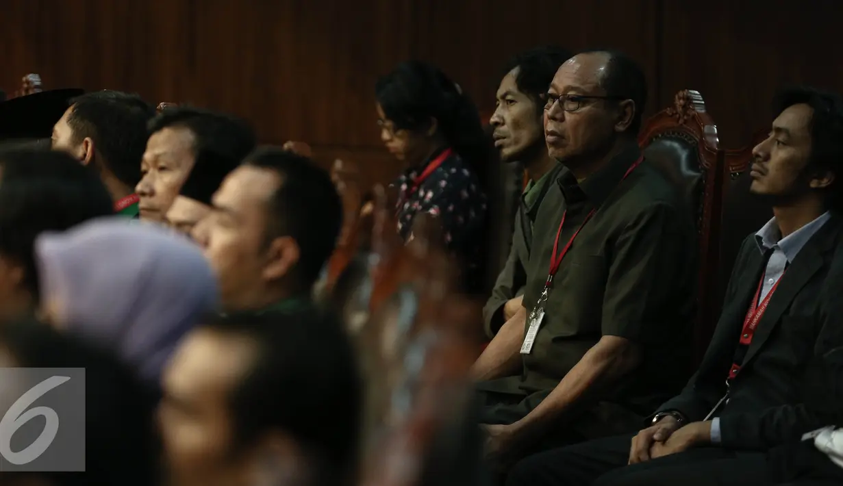 Ketua Umum PPP hasil Muktamar Jakarta Djan Faridz menhadiri sidang ke-4 di Mahkamah Konstitusi, Jakarta, (14/6). Sidang tersebut untuk menentukan nasib pengesahan PPP Muktamar Jakarta yang dipimpin Ketua Umum Djan Faridz. (Liputan6.com/Faizal Fanani)