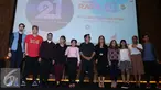 Managing director of Indosiar, Harsiwi Ahmad bersama para artis berfoto bersama usai jumpa pers HUT Indosiar di SCTV Tower, Senayan City, Jakarta, Kamis (7/1/2016). Sederet artis akan memeriahkan HUT Indosiar yang ke 21. (Liputan6.com/Herman Zakharia)