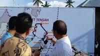 Menkominfo Rudiantara didampingi Bupati Kab Pulau Morotai Benny Laos meninjau NOC Palapa Ring Paket Tengah di Kab Pulau Morotai, Maluku Utara. (Liputan6.com/ Agustin Setyo Wardani).
