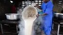 Seorang tahanan menuangkan oatmeal panas di dapur Lapas Nasional di pusat kota Port-au-Prince, Haiti, (13/2). Setiap narapidana disediakan makan sebanyak dua kali sehari. (AP Photo/Dieu Nalio Chery)