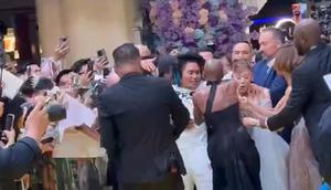 Dalam sesi karpet kuning gala premiere film Wicked For Good di Singapura, Kamis (13/11/2025), seorang pria menyerang Ariana Grande hingga bikin gaduh. (Foto: Dok. Instagram @pyjamamann)