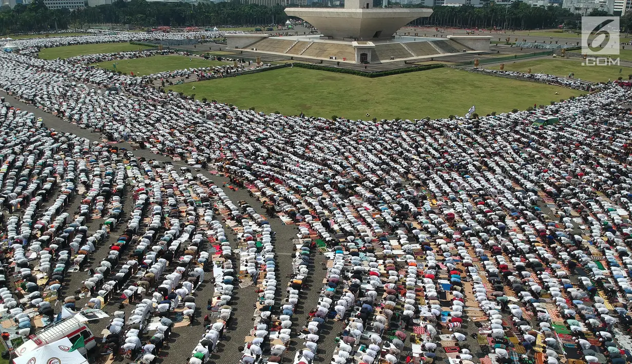 Umat muslim melaksanakan salat Jumat saat Aksi Bela Palestina di Kawasan Monas, Jakarta, Jumat (11/5). Aksi tersebut sebagai penolakan atas keputusan pemerintah AS yang memindahkan Kantor Kedubes AS untuk Israel ke Yerusalem. (Liputan6.com/Arya Manggala)