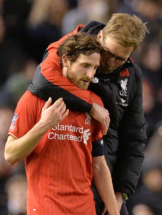 Manajer Liverpool, Jurgen Klopp, berbicara dengan pemainnya, Joe Allen, setelah bertanding melawan West Ham United dalam putaran keempat Piala FA di Stadion Anfield, Liverpool, (30/1/2016). (AFP/Paul Ellis)