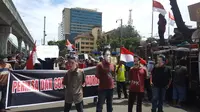 Sekelompok aktivis yang tergabung dalam Perkumpulan Pemuda Keadilan (PPK) menggelar aksi unjuk rasa di depan Kantor Mabes Polri. (Liputan6.com/Fachrur Rozie)