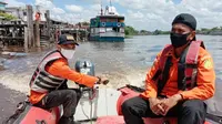 Pencarian ABK tenggelam di Sungai Siak setelah mengejar kardus mie yang terjatuh. (Liputan6.com/M Syukur)