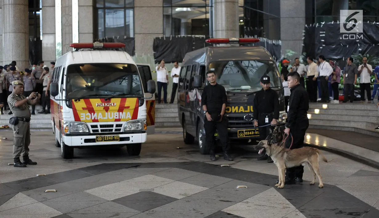 Petugas kepolisian mengerahkan ambulance dan anjing pelacak untuk mencari korban ambruknya Gedung BEI, Jakarta, Senin (15/1). Para korban dibawa ke rumah sakit RSAL Mintoharjo, RS MRCCC, RSPP Pertamina, dan RS Siloam Jakarta. (Liputan6.com/Arya Manggala)