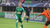 ANDALAN - Gelandang serang Rapid Vienna, Florian Kainz, bertekad membantu timnya meraih kemenangan di laga perdana Grup E Europa League, Jumat (18/9/2015) dini hari nanti. (Bola.com/Reza Khomaini)