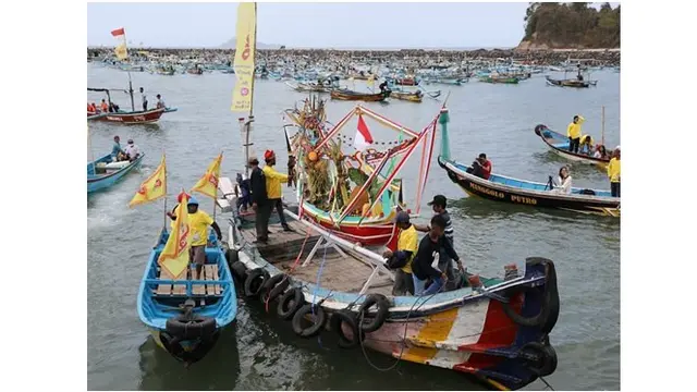 Sayuran, buah-buahan, gunungan nasi kuning dan juga hasil bumi dilarung di tengah laut lepas