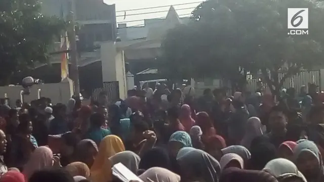 Ribuan orang antre di Kecamatan Babelan, Kabupaten Bekasi, hari ini. Warga mengantre untuk mencetak KTP elektronik atau e-KTP.
