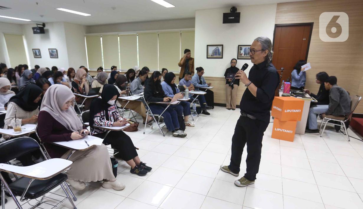 Diketahui, melalui gelaran ini, Liputan6.com terus berkomitmen memperluas edukasi literasi digital serta membangun generasi muda yang cerdas, kritis, dan adaptif dalam menghadapi arus informasi di era digital. Tampak dalam foto, Managing Editor Liputan6.com, Edu Krisnadefa, saat memberikan presentasi materi pada program Liputan6.com Connect di kampus Vokasi Universitas Indonesia, Depok, Jawa Barat pada 11 November 2025. (Liputan6.com/Helmi Fithriansyah)