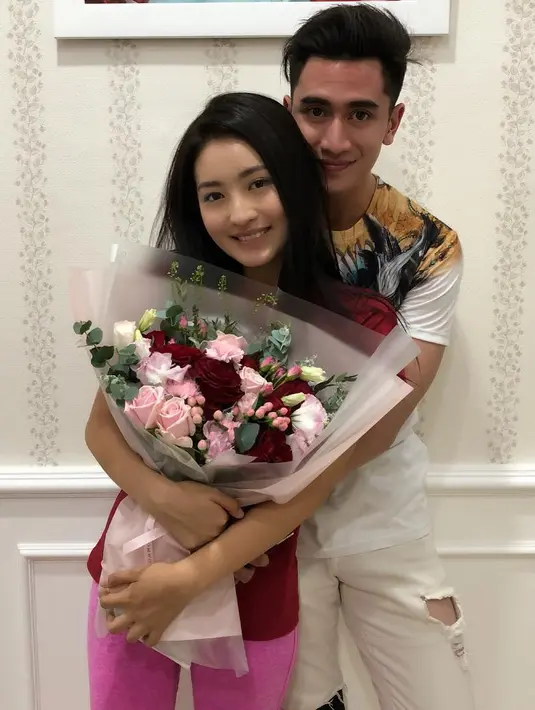 Di momen Valentine, Natasha Wilona mendapatkan bunga dari sang kekasih, Verrell Bramasta. (Foto: instagram.com/natashawilona12)