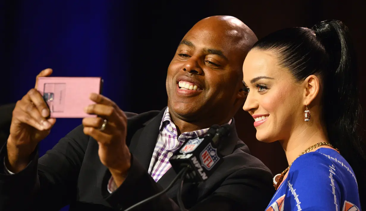 Katy Perry melakukan selfie dengan Kevin Frazier dari acara ‘Entertainment Tonight’ di Phoenix. Arizona, Amerika Serikat (29/1/2015). (Bintang/EPA)