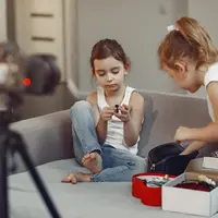 Di era digital seperti sekarang, membagikan momen tumbuh kembang anak di media sosial sudah menjadi hal yang sangat umum. Dari foto pertama saat lahir hingga keseharian yang menggemaskan, semuanya terasa sayang untuk tidak dibagikan. (foto/dok: freepik)