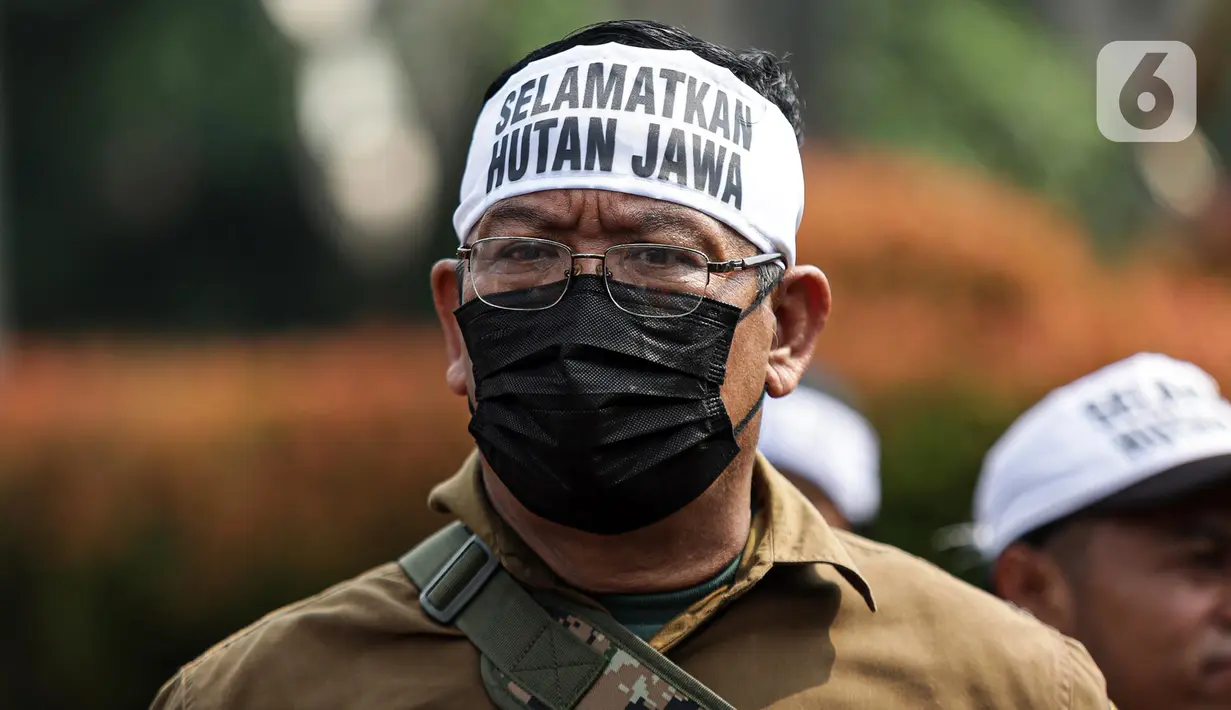 Karyawan Perhutani menggunakan ikat kepala bertuliskan "Selamatkan Hutan Jawa" saat menggelar aksi damai di kawasan Patung Kuda, Jakarta, Rabu (20/7/2022). Massa meminta pemerintah mencabut Surat Keputusan Menteri Lingkungan Hidup dan Kehutanan Nomor: SK.287/MENLHK/SETJEN/PLA.2/4/2022 tentang Penetapan Kawasan Hutan dengan Pengelolaan Khusus (KHDPK) pada Sebagian Hutan Negara yang Berada pada Kawasan Hutan Produksi dan Hutan Lindung di Provinsi Jawa Tengah, Provinsi Jawa Timur, Provinsi Jawa Barat, dan Provinsi Banten. (Liputan6.com/Faizal Fanani)