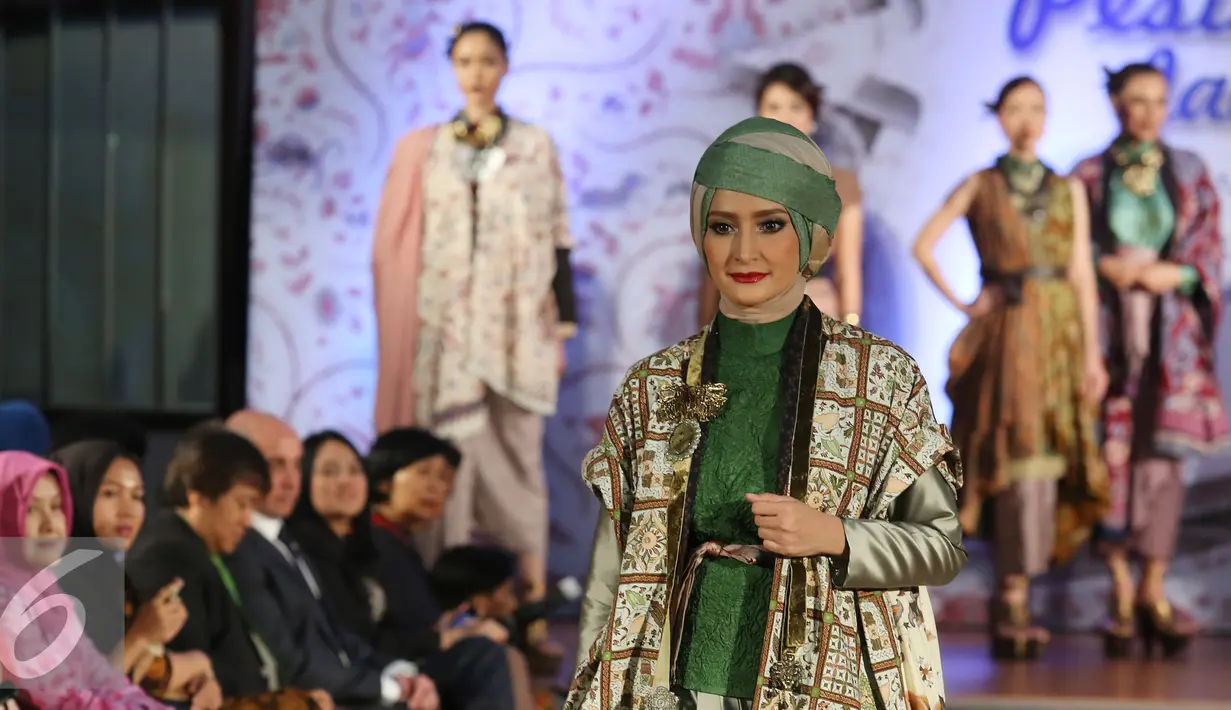  Inneke Koesherawati memperagakan batik di acara Pesona Batik Pesisir Utara Jawa Barat 2016, Jakarta, Kamis (19/5). Menperin mengapresiasi Yayasan Batik Jabar yang aktif mengembangkan batik melalui pendekatan edukasi. (Liputan6.com/Herman Zakharia)