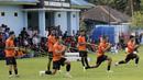 Pemain Persija Jakarta saat melakukan latihan di Lapangan Sutasoma, Jakarta, Jumat (17/1/2020). Gelandang Timnas Indonesia ini menjadi rekrutan baru Macan Kemayoran untuk mengarungi Liga 1 musim depan. (Bola.com/M Iqbal Ichsan)
