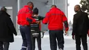 Petugas mengamankan Alain Robert atau juga dikenal dengan nama 'Spiderman Prancis' saat memanjat gedung di pusat bisnis La Defense, Paris, Prancis, Rabu (14/3). (AP Photo/Francois Mori)