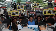 Komisi Pemberantasan Korupsi (KPK) didesak untuk mengusut adanya dugaan korupsi yang dilakukan oleh oknum pejabat di Pemerintah Kabupaten Buru (Pulau Buru), Ambon, Jakarta, Jumat (26/8). (Liputan6.com/Helmi Afandi)
