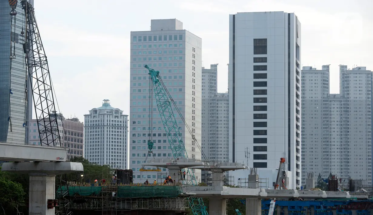 Para pekerja sedang menyelesaikan bentangan beton panjang light rail transit (LRT) di tikungan Jembatan 66 Kuningan-Dukuh Atas, Jakarta, Senin (6/7/2020). (merdeka.com/Dwi Narwoko)