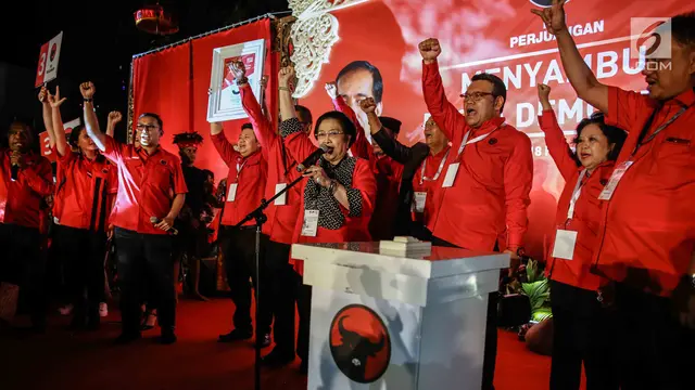 Megawati Sukarnoputri Salam Tiga Jari