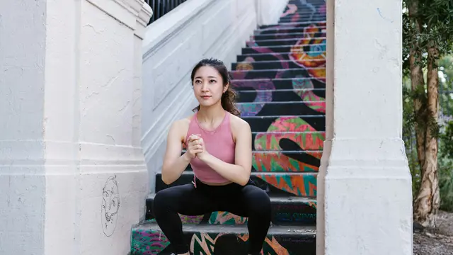 Kenalan dengan Cossack Squat, Satu Gerakan untuk Pinggul Lebih Lentur