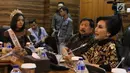 Sekretaris KEIN Putri K Wardhani berbicara dalam pembekalan finalis Putri Indonesia 2018 di Jakarta, Jumat (2/3). Pembekalan dimaksudkan para finalis memiliki kepekaan terhadap masalah ekonomi dan industri nasional. (Liputan6.com/Angga Yuniar)