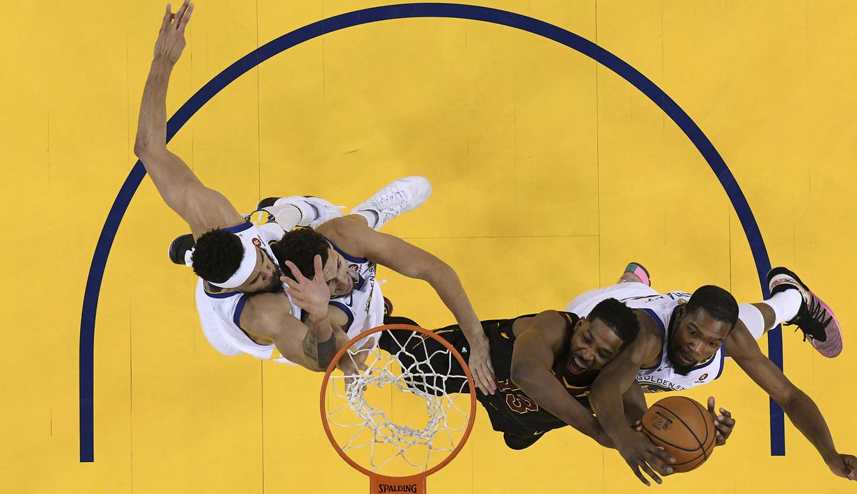 Aksi pemain Cavaliers, Tristan Thompson (2kiri) mencoba mencetak poin saat diadang para pemain Warriors pada gim pertama final NBA basketball di Oakland, California, (31/5/2018). Warriors menang 124-114. (Kyle Terada/Pool Photo via AP)