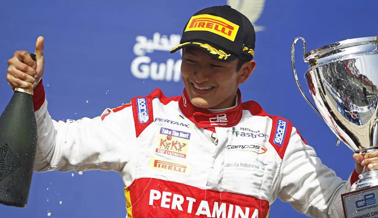 Rio Haryanto dengan trofi kemenangannya. (photo by gp2series)
