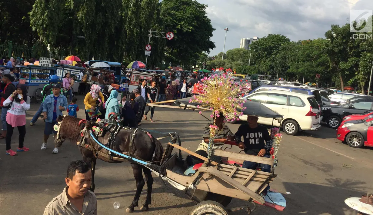 PKL dan parkir liar memenuhi akses jalan di sekitar kawasan Monas, Jakarta, Senin (1/1). Kurangnya pengawasan menyebabkan banyak PKL dan parkir liar memenuhi kawasan tersebut sehingga menimbulkan kesemrawutan. (Liputan6.com/Immanuel Antonius)