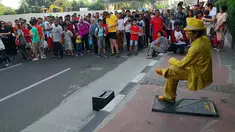Seorang manusia patung tampak melakukan aksi 'bangku setan' Minggu (18/05/14) di Kawasan Sudirman, Jakarta (Liputan6.com/Miftahul Hayat)