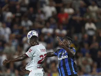 Bek AC Milan Fikayo Tomori berebut bola dengan penyerang Atalanta Duvan Zapata pada laga pekan kedua Serie A 2022/2023 di Stadion Atleti Azzurri d'Italia, Senin (22/8/2022) dini hari WIB. AC Milan hanya mampu bermain imbang 1-1 di kandang Atalanta. (Spada/LaPresse via AP)