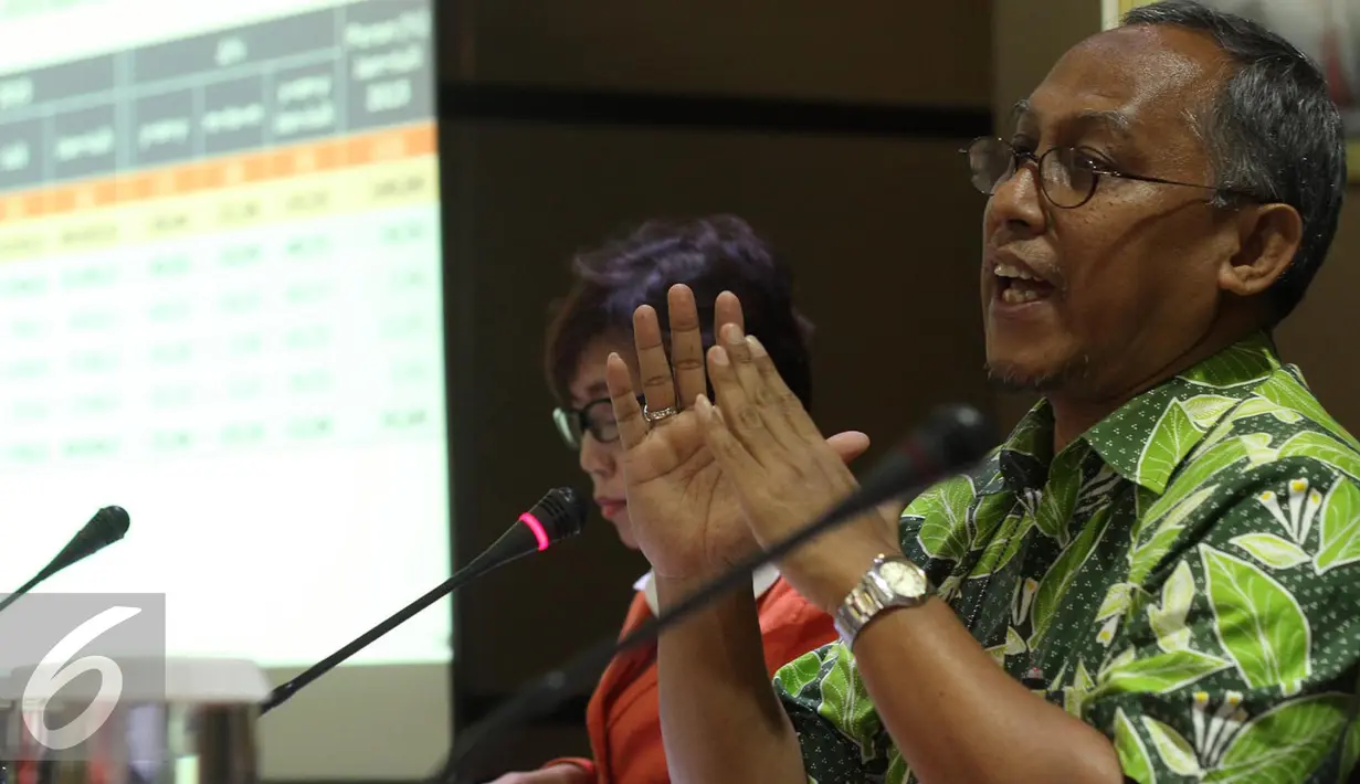 Deputi Bidang Statistik Produksi BPS, Adi Lumaksono (kanan) saat menggelar konferensi pers, Jakarta, Selasa (18/8/2015). Nilai ekspor Indonesia Juli 2015 mengalami penurunan sebesar 15,53% dibanding ekspor Juni 2015, (Liputan6.com/Johan Tallo) 