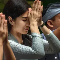 Outfit Dian Sastrowardoyo Liburan di Ubud, Bali. [@therealdisastr]