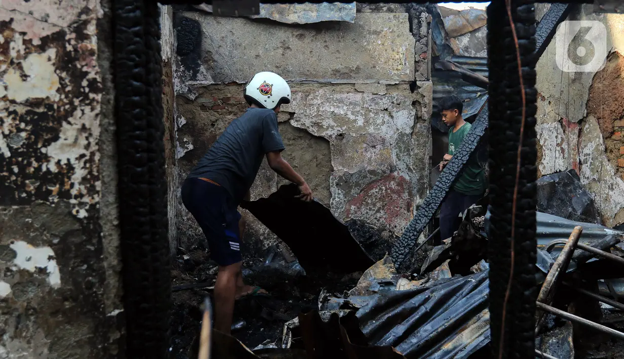 Perwira Piket Damkar Jakarta Selatan, Imbang Satriana mengatakan ada 60 KK di permukiman yang terbakar. (Liputan6.com/Herman Zakharia)