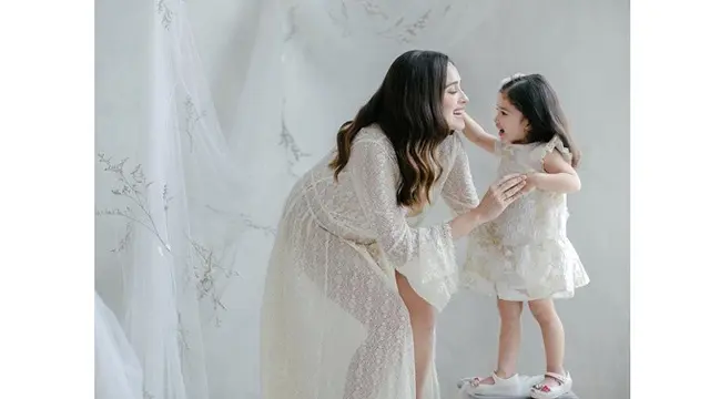 6 Potret Maternity Shoot Yasmine Wildblood, Tampil Elegan