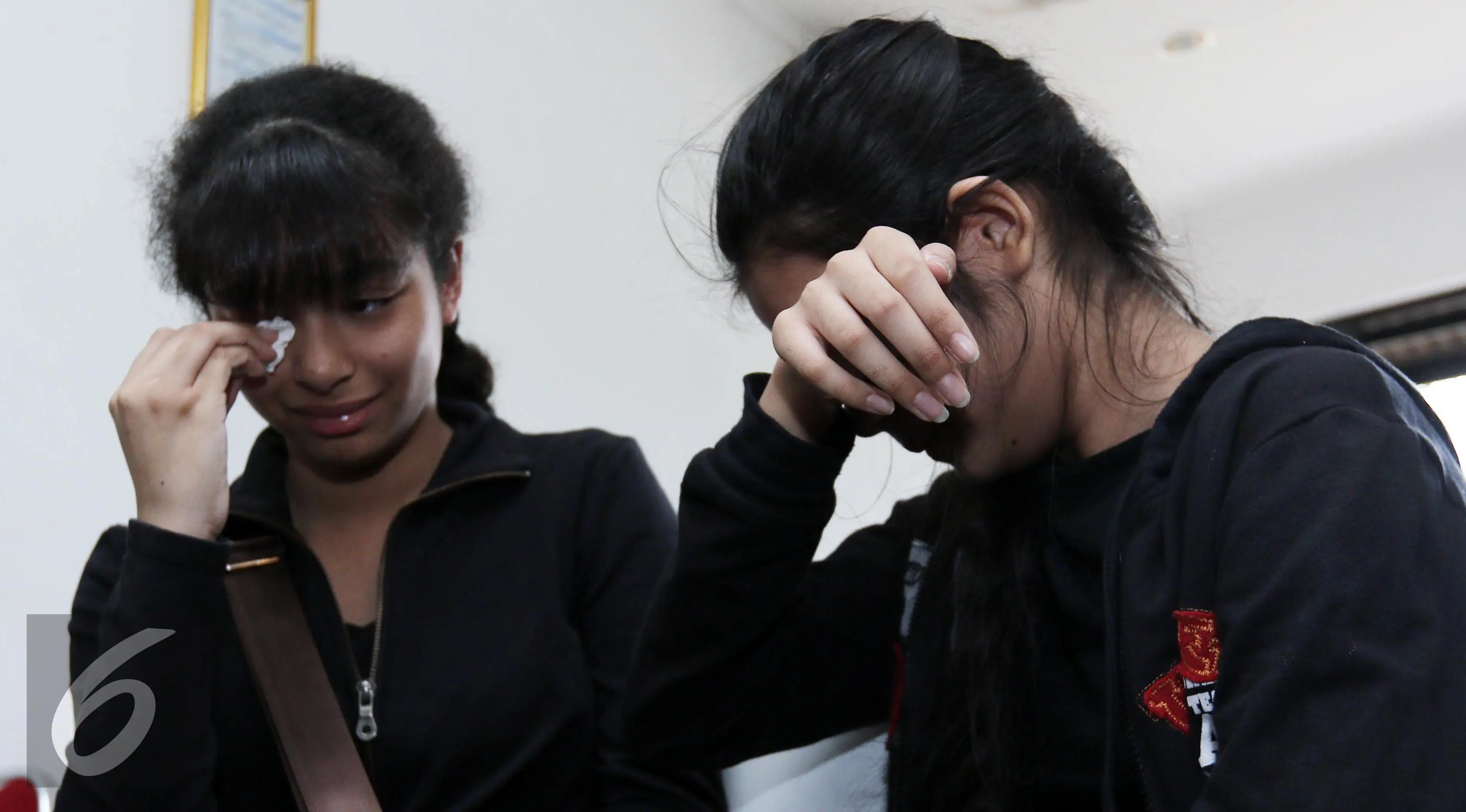 Dua putri Yana Zein, Aurelia Callista dan Alika Vandora terlihat begitu berduka dengan kepergian sang itu. (Herman Zakharia/Liputan6.com)