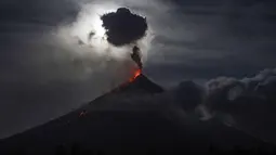 Gunung Mayon yang mengeluarkan lava panas saat terjadi Gerhana bulan "super blue blood moon" di Legazpi, Filipina (1/2). (AFP Photo/Ted Aljibe)