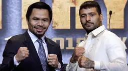 Petinju Manny Pacquiao dan Lucas Matthysse berpose selama konferensi pers di Manila, Filipina (18/4). Mereka akan bertanding dalam pertarungan gelar kelas welter World Boxing Association di Malaysia. (AP Photo/Aaron Favila)