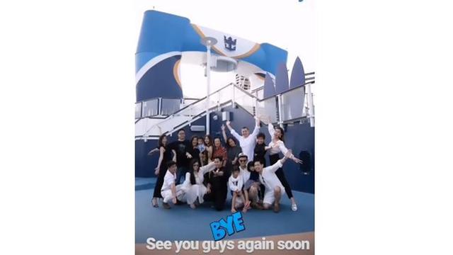 Kehadiran kerabat dekat membuat acara lamaran makin meriah.