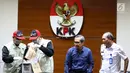 Petugas menunjukkan barang bukti Rp1,2 miliar disaksikan Wakil Ketua KPK Alexander Marwata dan Irjen Kemenkum HAM Jhoni Ginting saat keterangan pers OTT penanganan perkara penyalahgunaan izin tinggal Kantor Imigrasi Kelas I Mataram, NTB di Gedung KPK, Jakarta (28/5/2019). (Liputan6.com/Johan Tallo)
